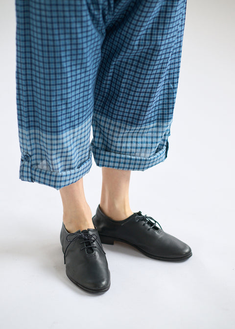 参考画像:パンツ内部に縫い留められた共布のリボンでロールアップができます。