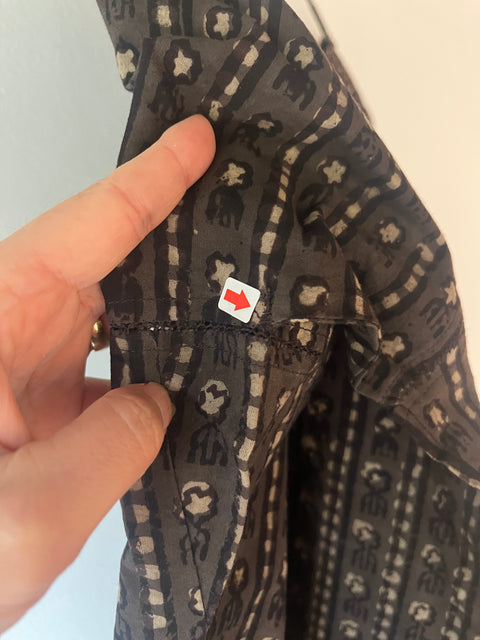 ②左脇部 手刺繍部分の補修跡と生地裂け