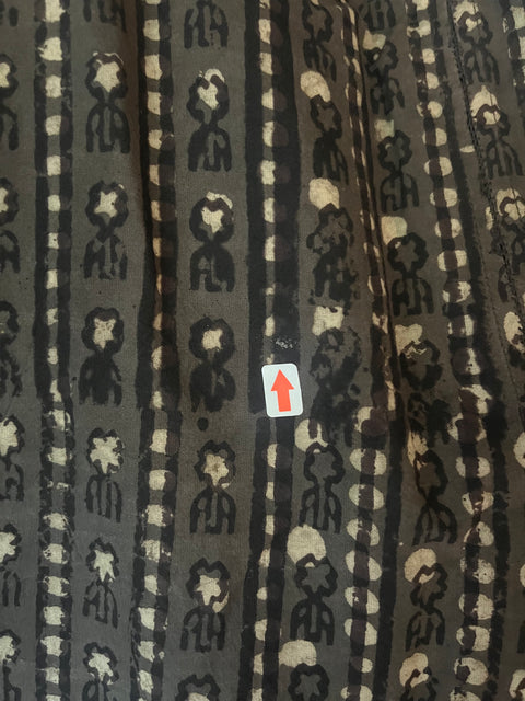 ③後ろ見頃 のりのような汚れ