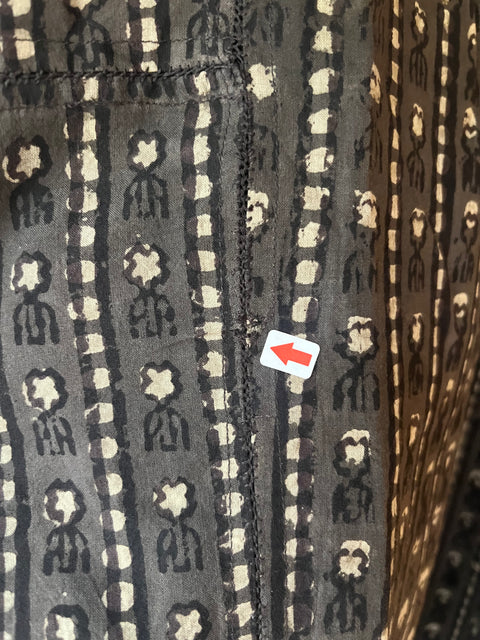 ①前見頃切り替え部　手刺繍部分に生地裂け